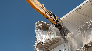 Abbruchzange im Einsatz